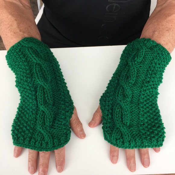 NWT 4 Pcs Knit Beanie Hat Scarf Glove Slippers Set - Picture 4 of 7